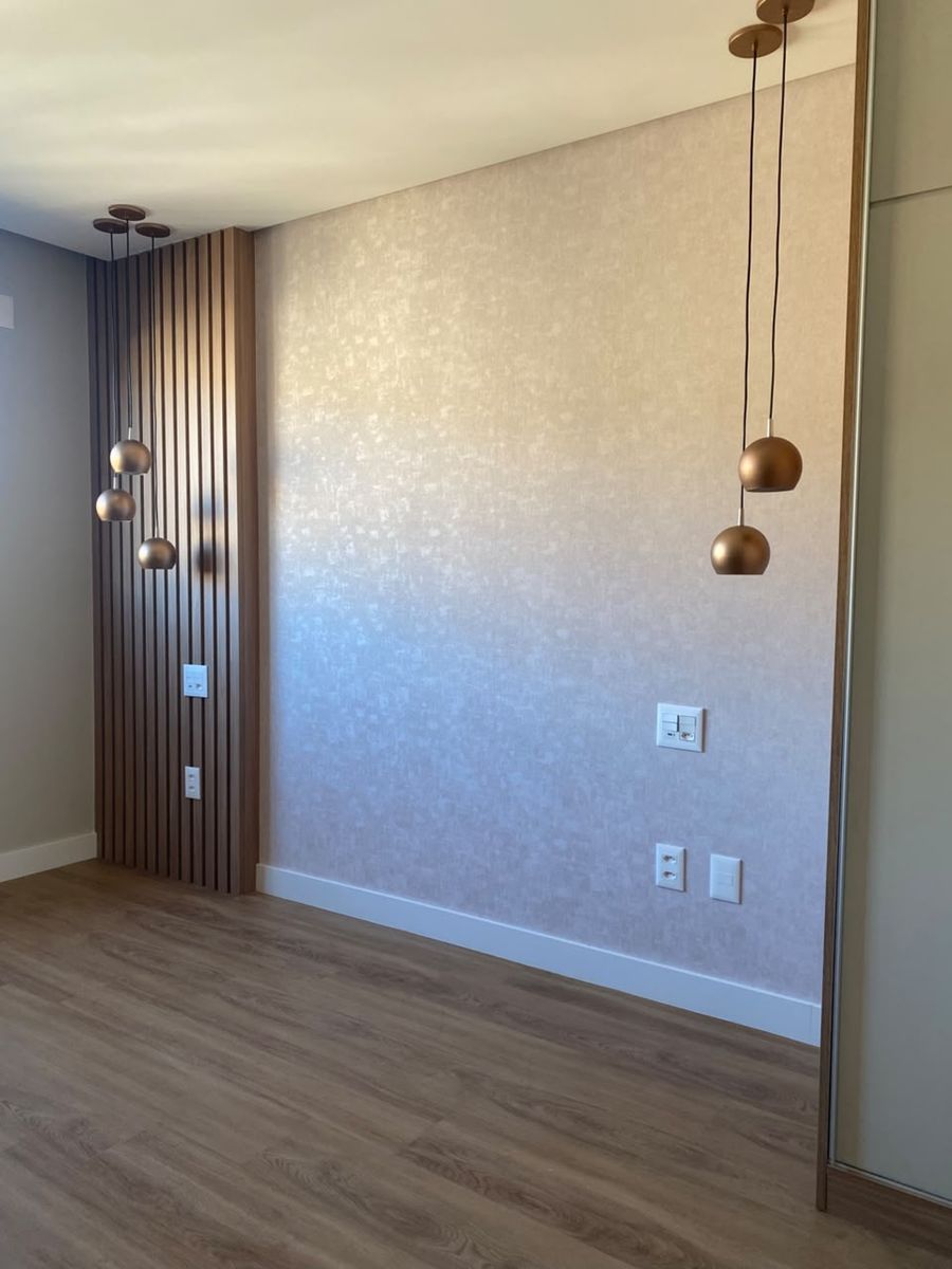Quarto com painel ripado de madeira, papel de parede perolado e pendentes de cobre