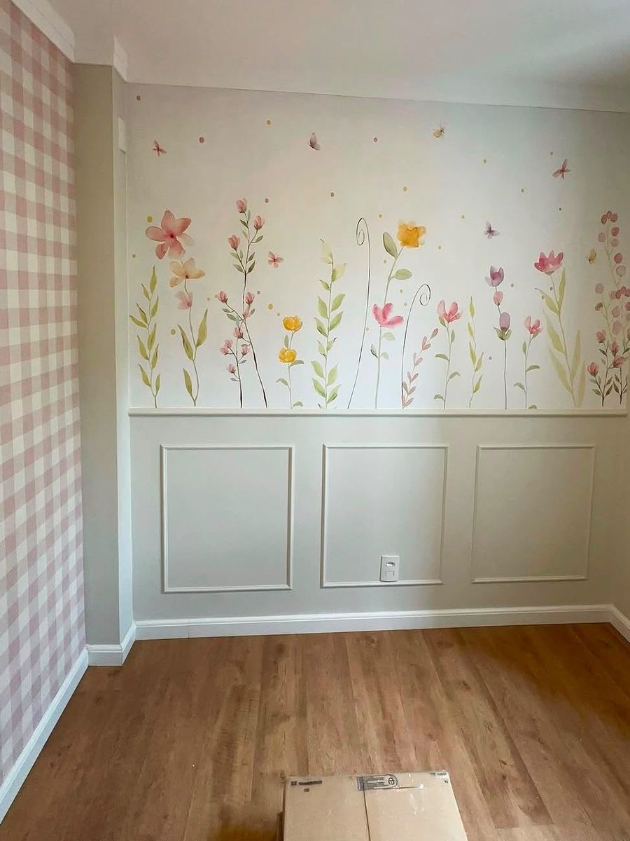 Mural floral em aquarela e boiserie — Quarto infantil
