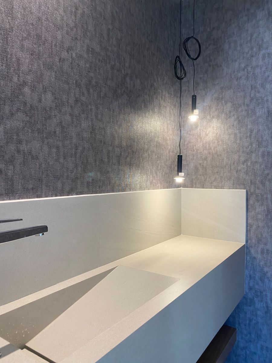 Textura em relevo e bancada iluminada — Lavabo