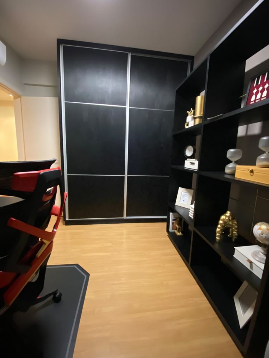 Closet de correr e estante sob medida — Home office