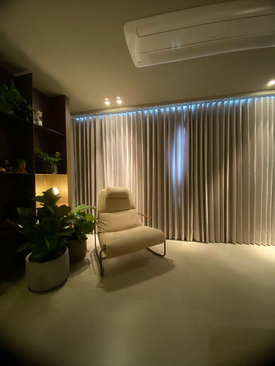 Sala com cortina wave e iluminação indireta em sanca